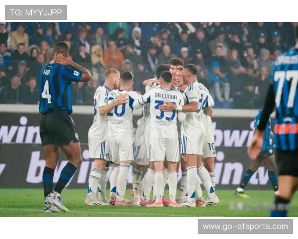 尤文球迷远征佛罗伦萨挂横幅：逆境中我们同在